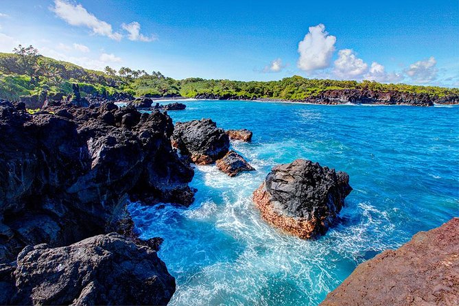 Road to Hana Adventure Maui Tour with Lunch - Wai’anapanapa State Park: Black Sand Beach and Cliffside Views
