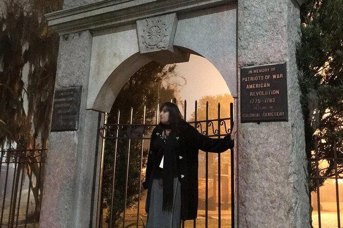 Savannah Haunted Pub Crawl Walking Tour - The Big Trade-Off: Hearing Your Guide in Large Groups