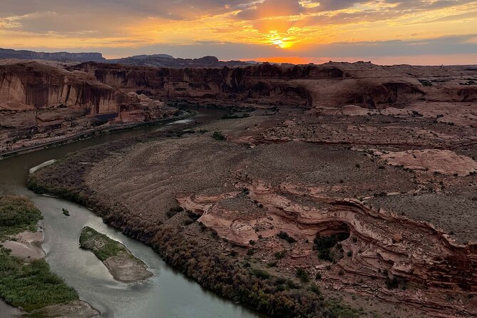 The Best U-Drive Hell's Revenge 4x4 Off Roading Tour from Moab - Stop 2: 800 feet above the Colorado River for big Arches views