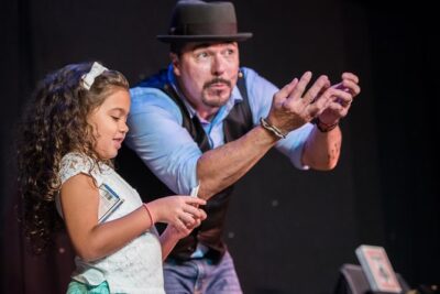 The Outta Control Magic Dinner Show in Orlando - Unlimited pizza and drinks: the real centerpiece of the dinner