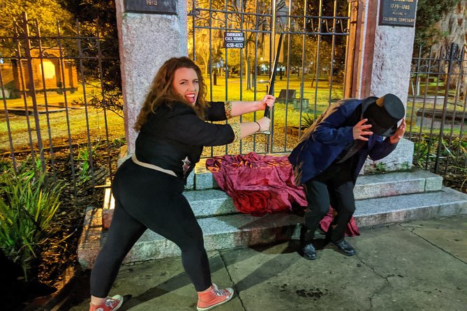 True Crime Pub Crawl - the Original Savannah Murder Tour - Walking through Oglethorpe Square: stories you can point at