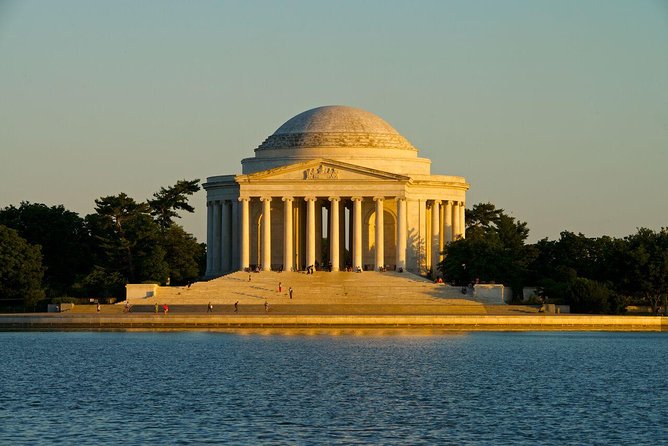 Washington DC Monuments by Moonlight Tour by Trolley - The basic idea: a guided DC overview after dark