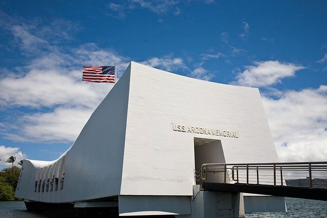 WWII Pearl Harbor Heroes Deluxe Tour - A Full-Day WWII Route From Waikiki Starts Early